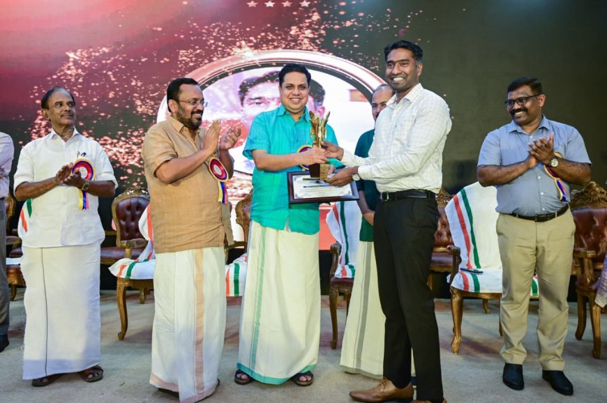 സംസ്ഥാന റവന്യൂ അവാര്‍ഡ്; മികച്ച ജില്ലാ കളക്ടര്‍ക്കുള്ള പുരസ്‌ക്കാരം കളക്ടര്‍ അര്‍ജുന്‍ പാണ്ഡ്യന്‍ ഏറ്റുവാങ്ങി