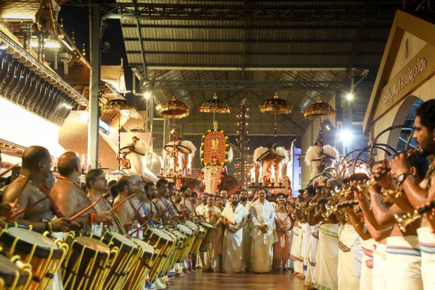 ഗുരുവായൂരപ്പൻ ഗ്രാമ പ്രദക്ഷിണത്തിറങ്ങി; ദർശന സായുജ്യം നേടി ഭക്തർ